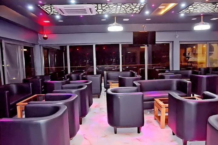 Lounge 21 of 25