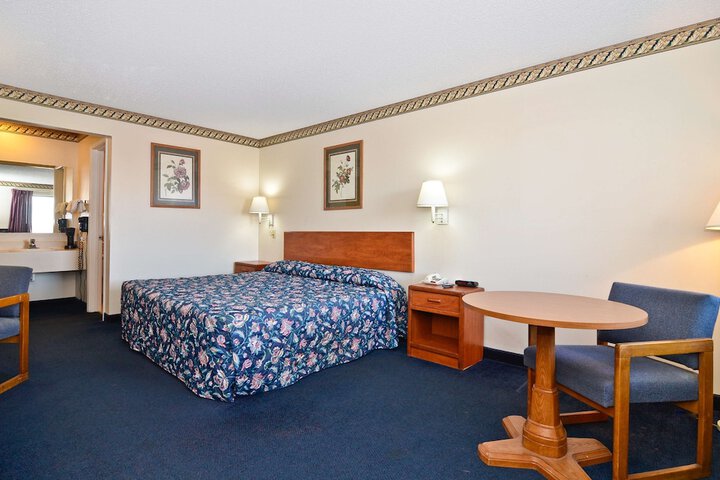 1 King Bed (5 of 9)
