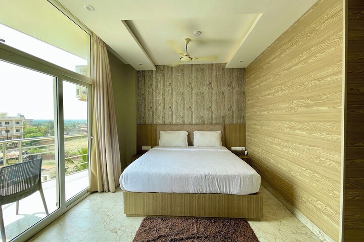 Room 4 of 100