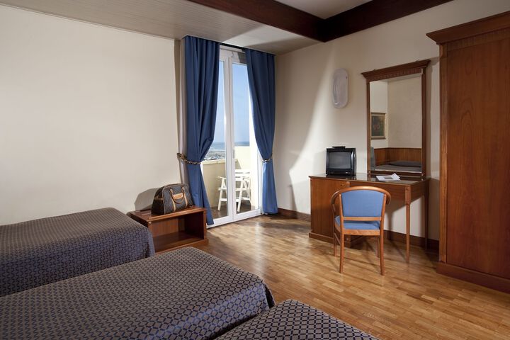 Room 6 of 40