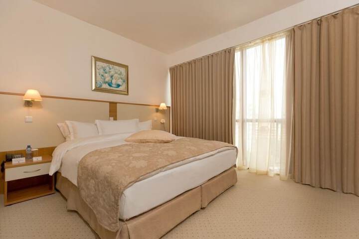Room 8 of 34