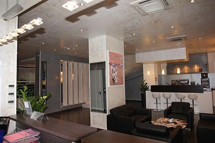 Lounge 33 of 40