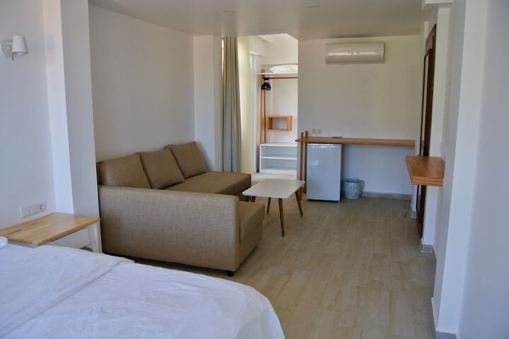 Room 8 of 90