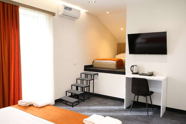 Room 10 of 20