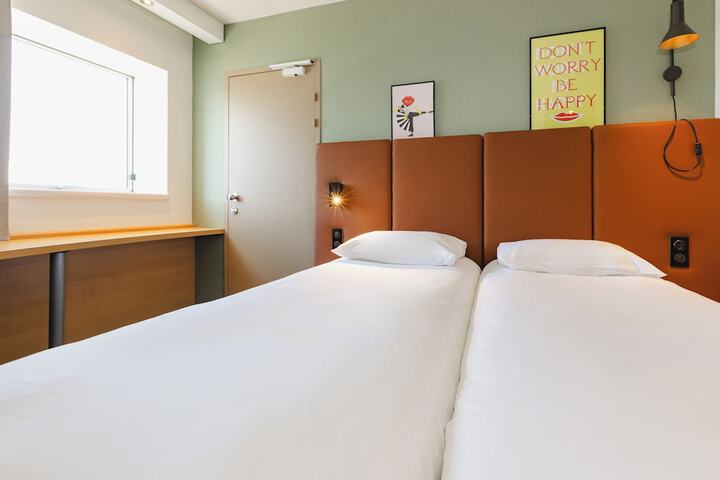 Room 13 of 139