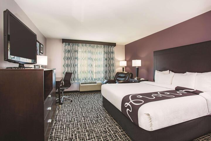 2 Queen Bed Mobility Hearing Impaired Accessible Room (4 of 7)