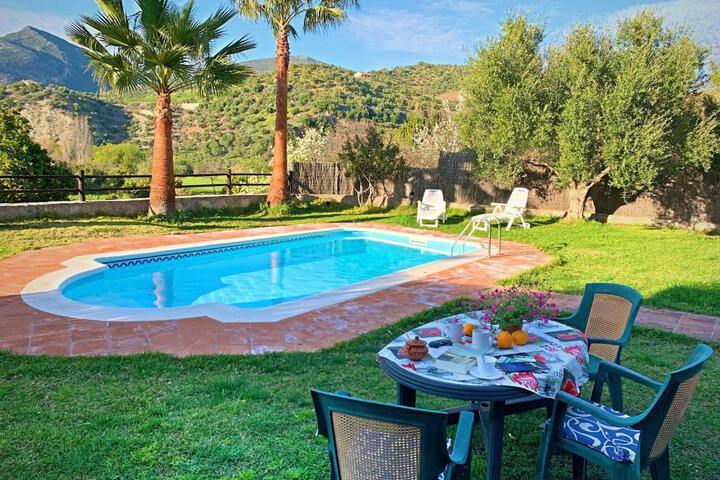 Vivelorural Casa y piscina en Zahara de la Sierra