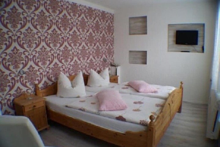 Room 7 of 11