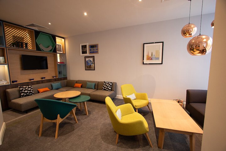 Lounge 143 of 210