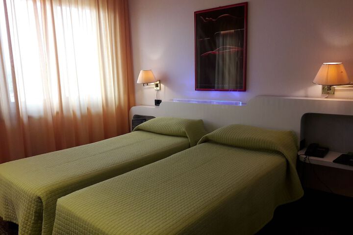 Room 3 of 28