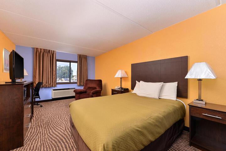 1 Queen Bed (3 of 4)