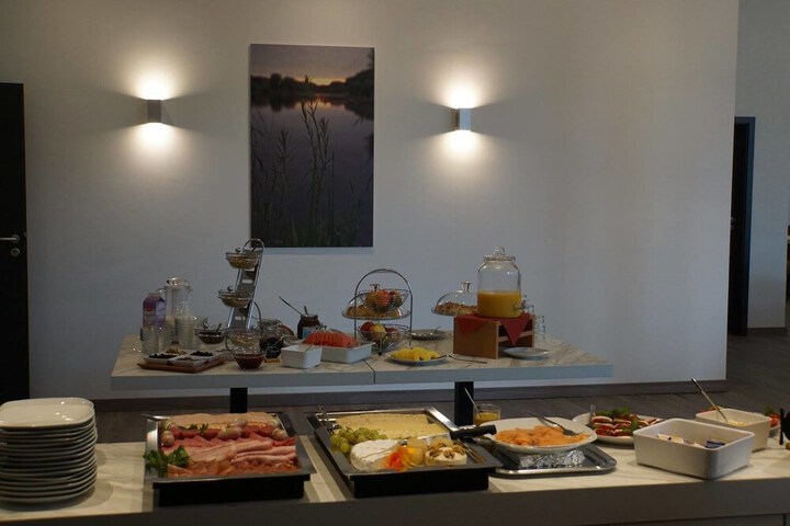 Dining 30 of 43