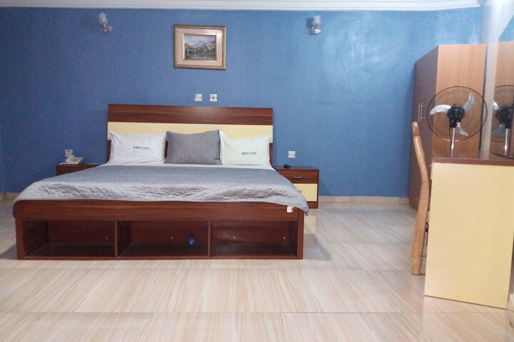 Room 10 of 28