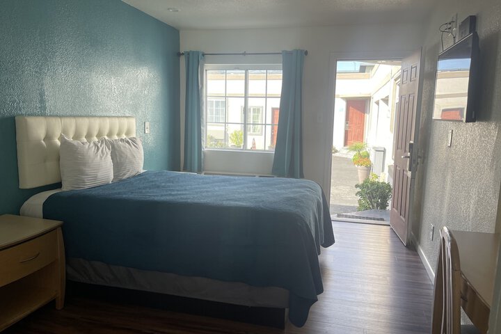 Room 5 of 18