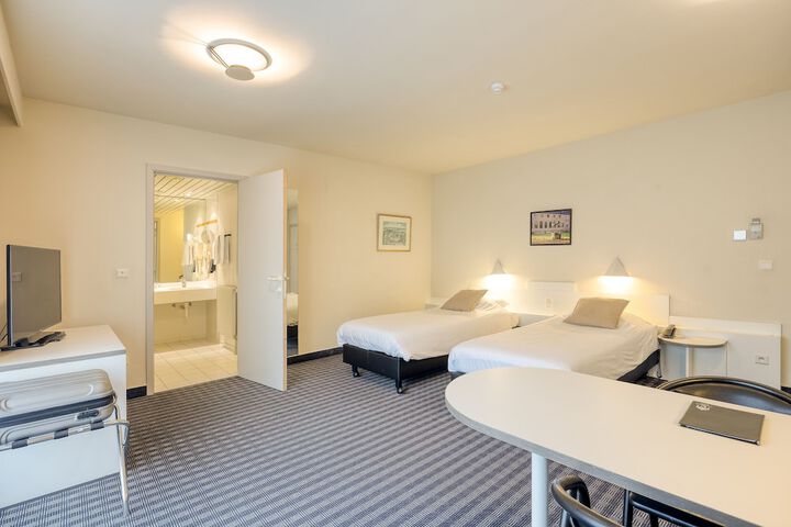 Room 2 of 28