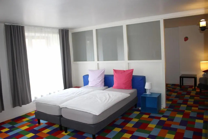 Room 6 of 17
