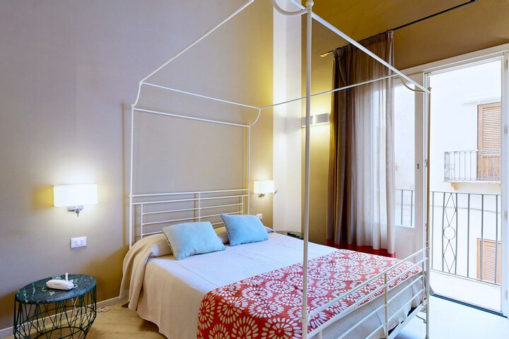 Room 43 of 210