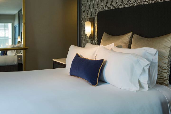 Deluxe King Bed (13 of 23)