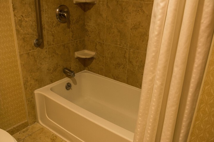 Deep soaking bathtub