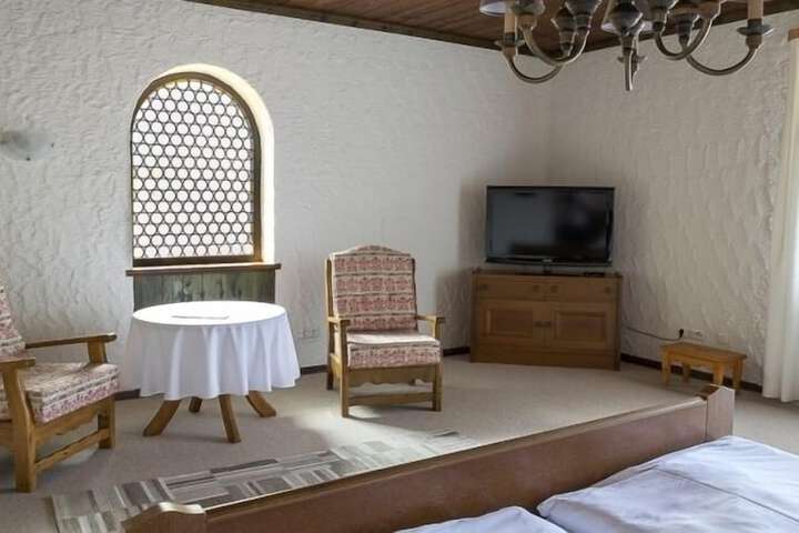 Room 4 of 33