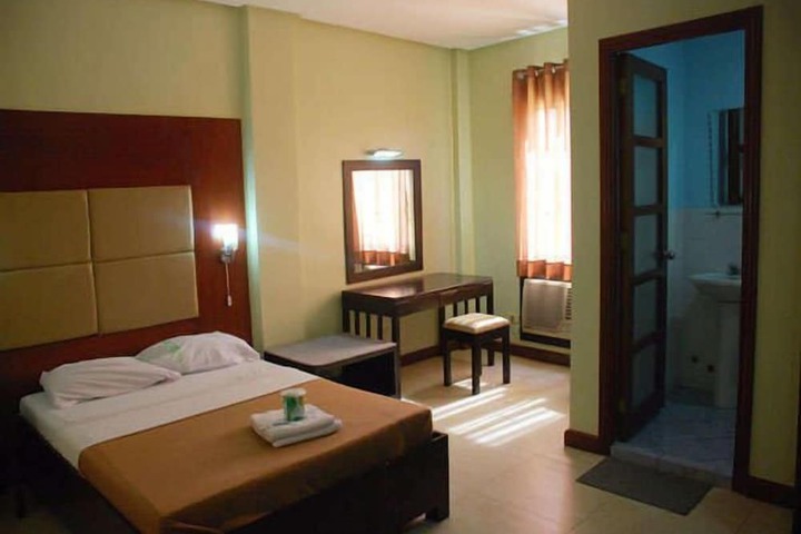 Room 13 of 33
