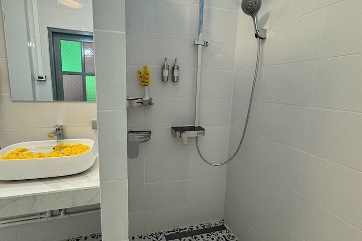 Room 185 of 272