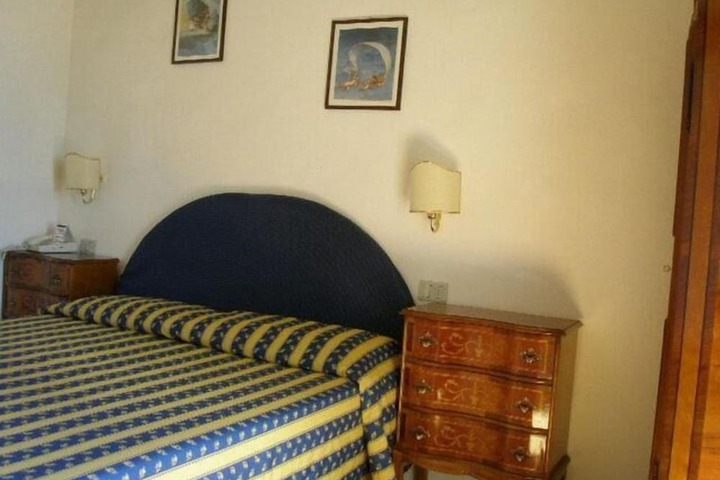 Room 12 of 141