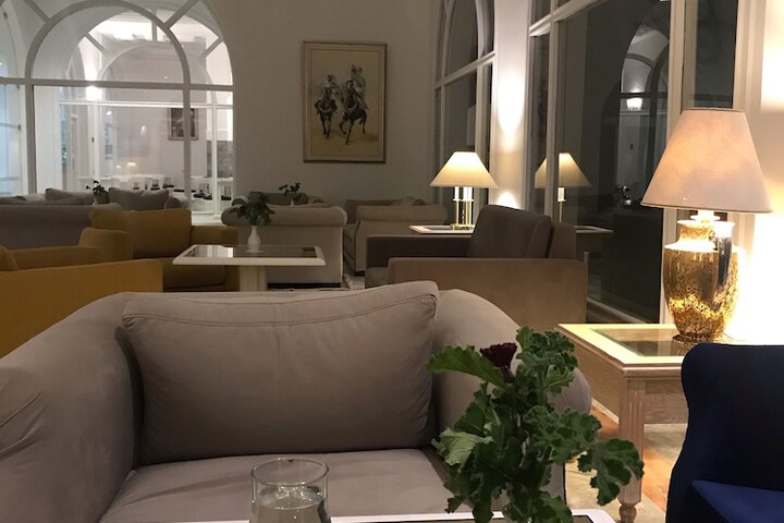 Lounge 91 of 145