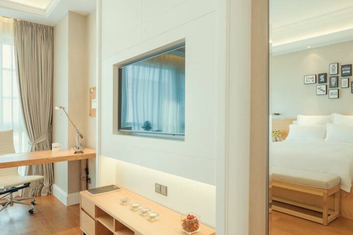 Room 4 of 108