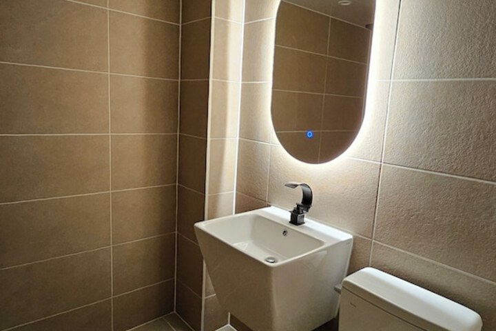 Room 5 of 6