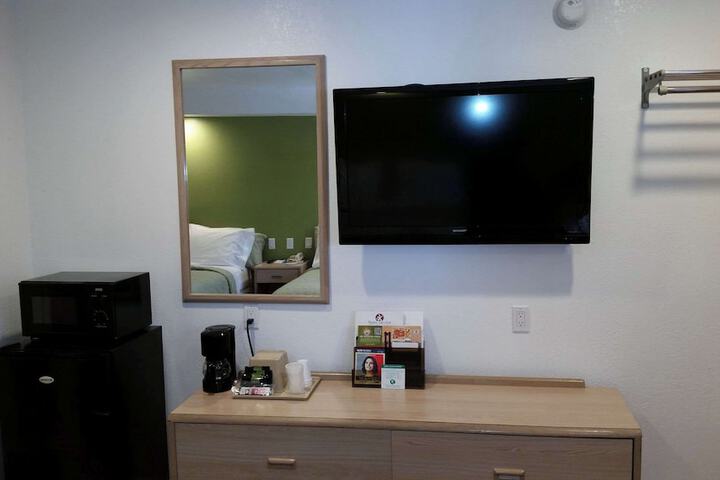 1 Queen Bed (4 of 16)
