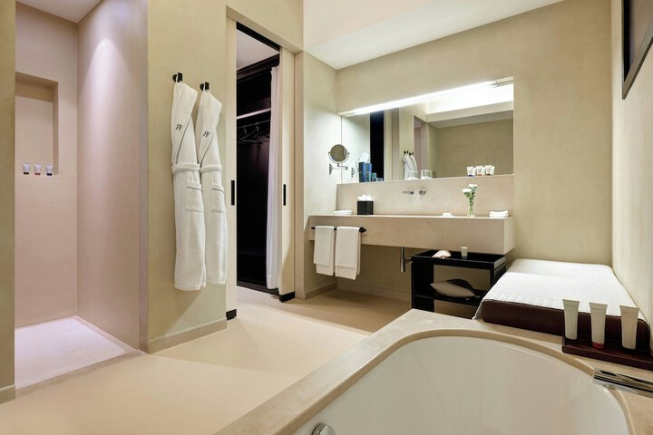 Room 53 of 161