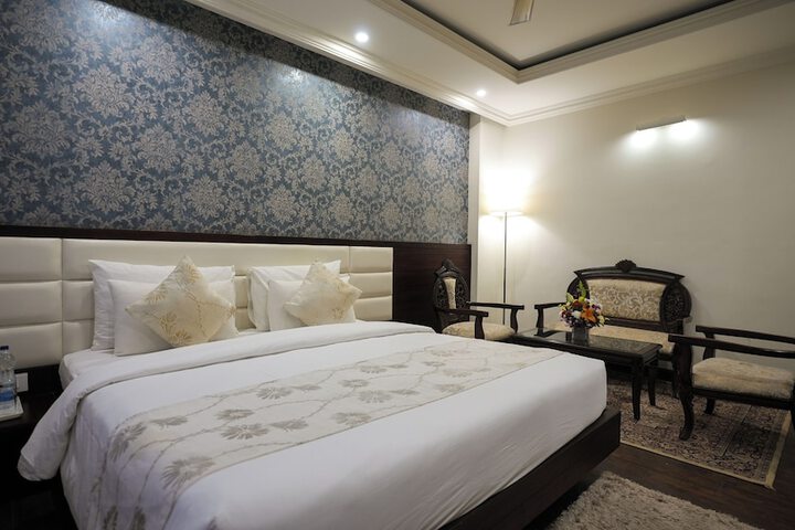 Room 6 of 25