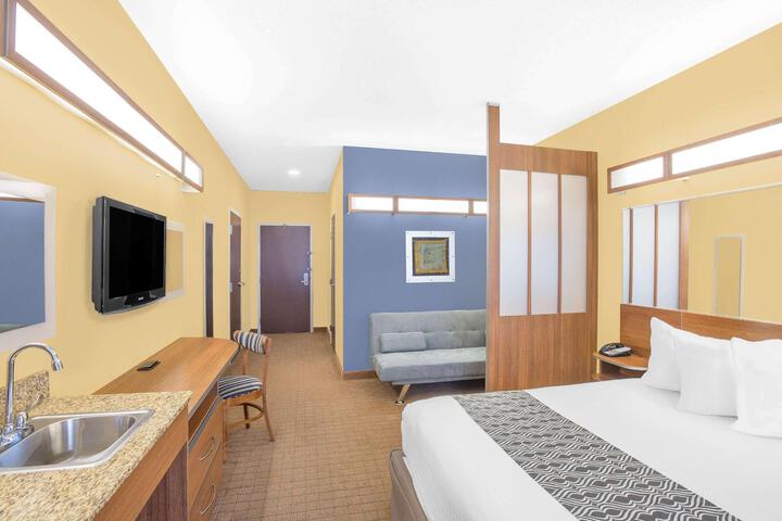 1 Queen Bed (18 of 23)