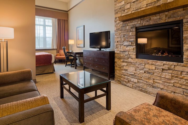 Suite 1 King Bed Second Floor Jetted Tub Fireplace Living Area Microwave and Refrigerator Full Breakfast (6 of 11)