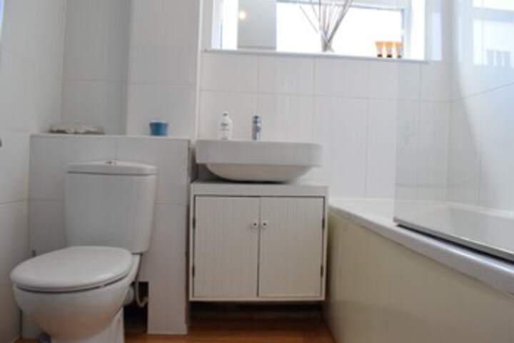 Room 4 of 16