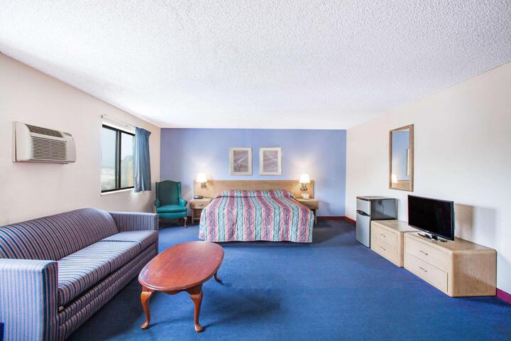 1 King Bed (4 of 10)