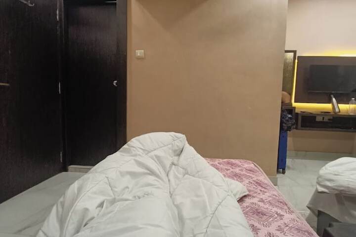 Room 5 of 16