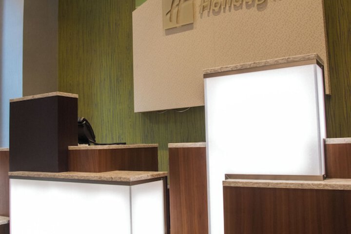 Check-in/check-out kiosk