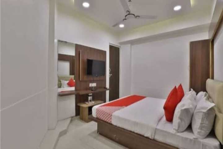 Room 13 of 18