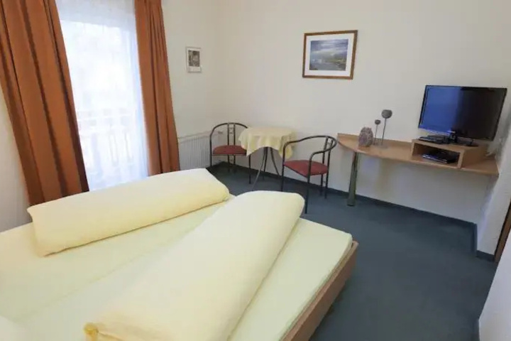 Room 5 of 10
