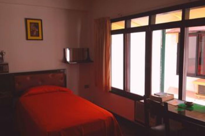 Room 2 of 10