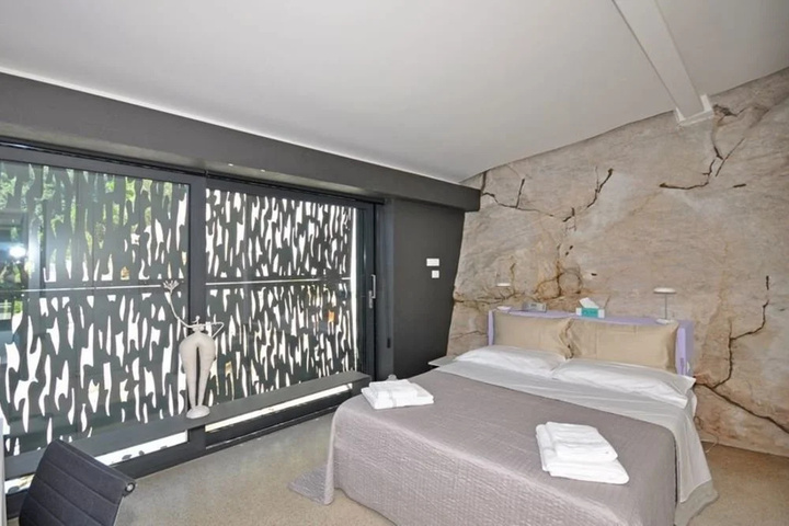 Room 5 of 13
