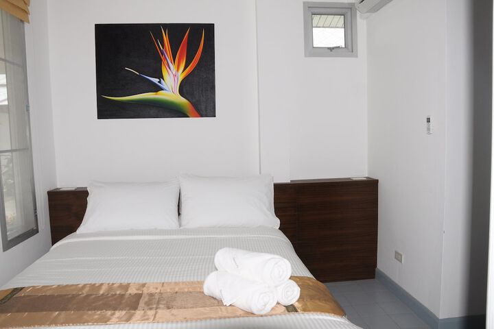 Room 2 of 33