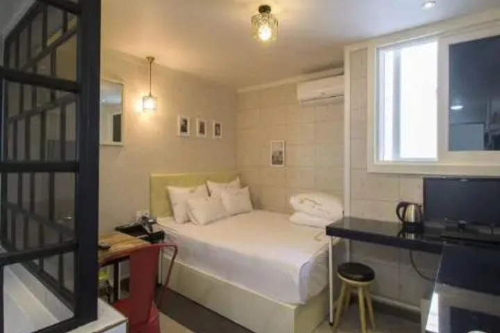 Room 5 of 12