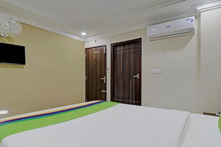 Room 6 of 16