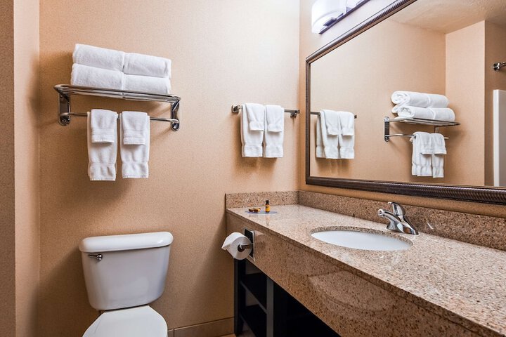 Suite 2 Queen Beds Sofa Bed Microwave and Refrigerator Full Breakfast (15 of 59)