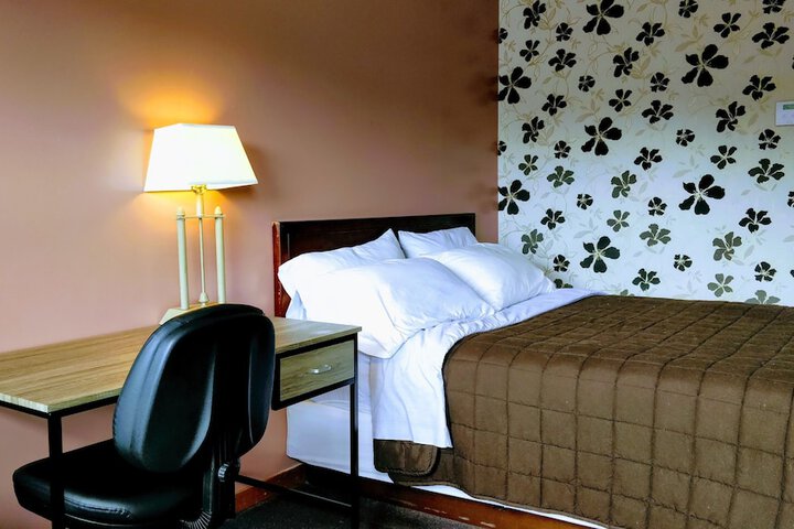 Deluxe Room 1 Queen Bed Courtyard View (5 of 19)