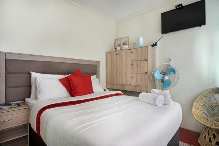Room 6 of 25