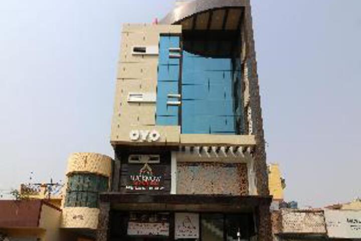 OYO 13233 Lucknow Grand Inn
